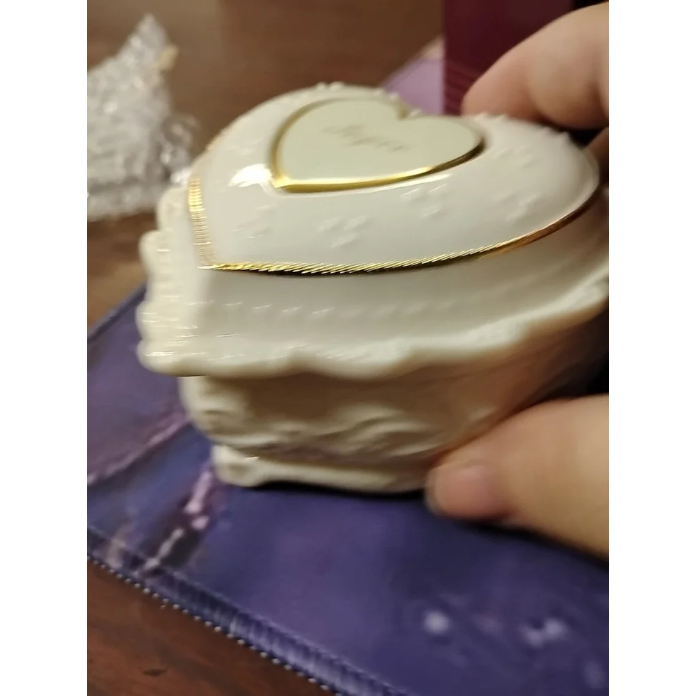 Ivory‎ Ceramic Gold Trim Covered Heart Shaped Trinket Jewelry Music Box 